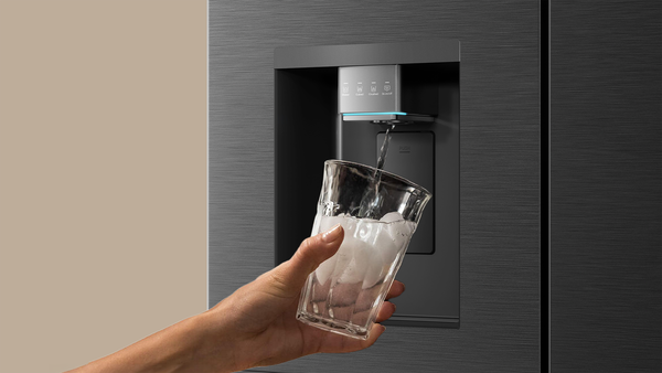 Fully sealed ice making for refreshing drinks