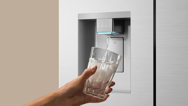 Fully sealed ice making for refreshing drinks